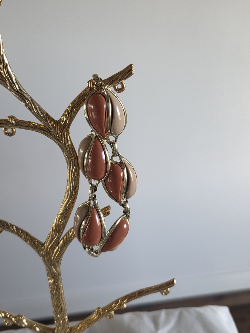 Vintage Gold Tone Terracotta & Beige Enamel Panel Link Bracelet | Retro Teardrop